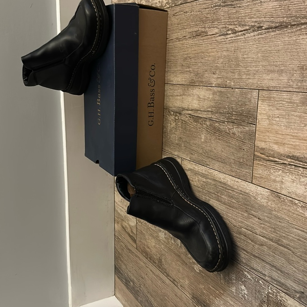 Bass short black leather boots